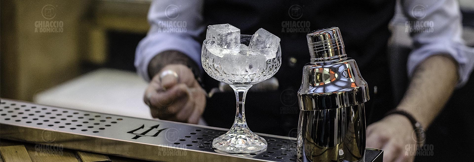 Ghiaccio Hoshizaki in un Bicchiere di Cristallo con Shaker e Barman